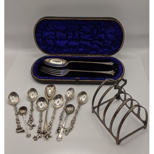 58 - A cased silver spoon and fork hallmarked Birmingham 1900, together with a silver toast rack, along w... 