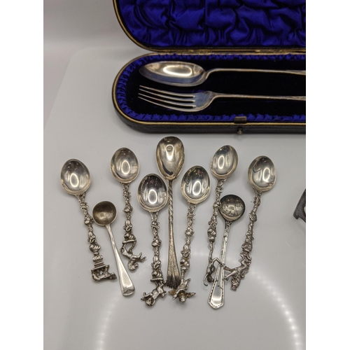 58 - A cased silver spoon and fork hallmarked Birmingham 1900, together with a silver toast rack, along w... 