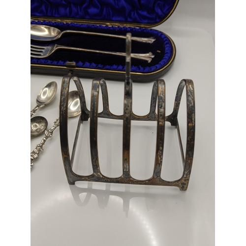 58 - A cased silver spoon and fork hallmarked Birmingham 1900, together with a silver toast rack, along w... 