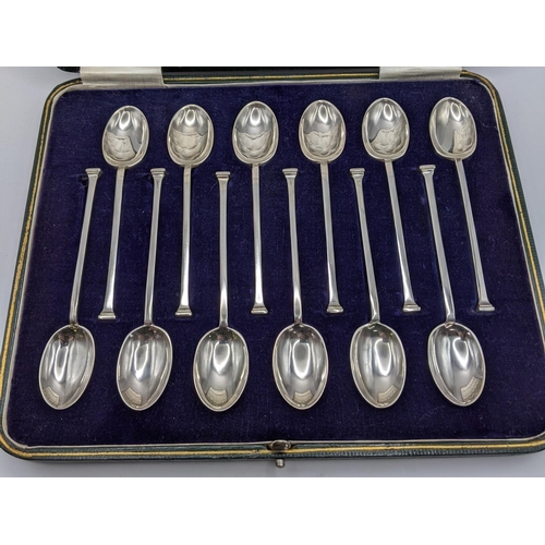 243 - An early 20th century set of twelve silver coffee spoons hallmarked Sheffield 1917 in a case, total ... 