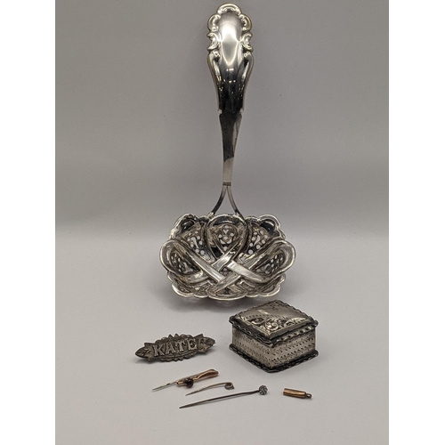 31 - A mixed lot to include silver sugar spreader, together with a silver pill box hallmarked Birmingham ... 