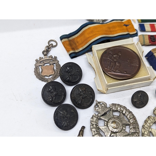 353 - A mixed lot of late 19th/early 20th century British Military related items to include Rifle Brigade ... 