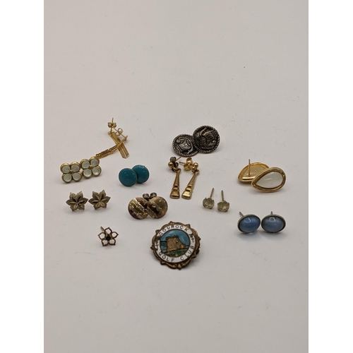 209 - A mixed lot of jewellery to include 9ct gold earrings, yellow metal earrings, silver and white metal... 