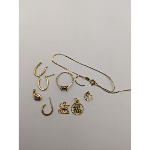 14 - Mix gold and yellow metal to include an 18ct gold pendant, a 14ct gold ring and others total weight ... 