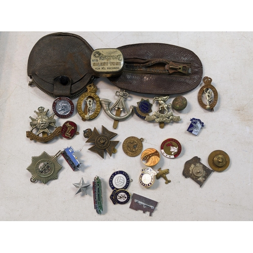 26 - A selection of military cap badges and badges to include Royal Corps of Signals, Albatera Middlesex ... 