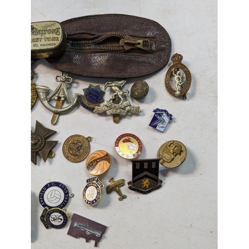 26 - A selection of military cap badges and badges to include Royal Corps of Signals, Albatera Middlesex ... 