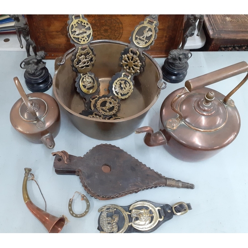 97 - Mixed metalware and treen, to include kettles, horse badges, horn, Splitter figures, tray horning br... 