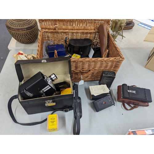400 - A group of cameras and accessories to include a Bell & Howell Zoom Reflex, Kodak Vest Pocket autogra... 