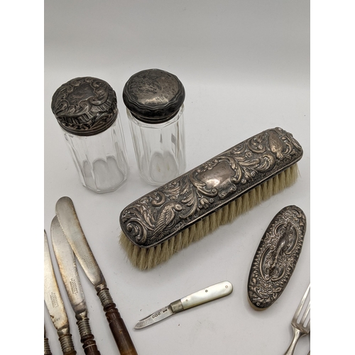 135 - A mixed lot of silver to include a mother of pearl and silver miniature pocket knife, Sheffield 1915... 