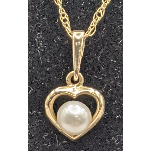 62 - A 9ct gold pendant set with a pearl, a necklace and two 9ct gold heart pendants, 2.4g
Location:CAB3