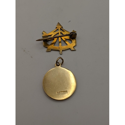 94 - A 9ct gold St Christopher Religious pendant, together with a yellow metal badge stamped 9c, total we... 