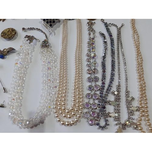 355 - A quantity of vintage costume jewellery to include enamelled brooches A/F, an Aurora Borealis 2 stra... 