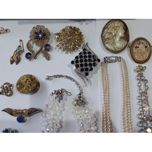 355 - A quantity of vintage costume jewellery to include enamelled brooches A/F, an Aurora Borealis 2 stra... 