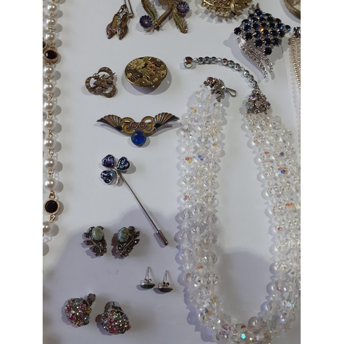 355 - A quantity of vintage costume jewellery to include enamelled brooches A/F, an Aurora Borealis 2 stra... 