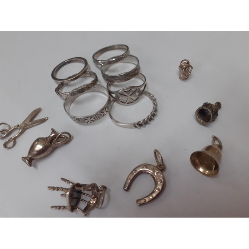 307 - Mixed vintage and modern jewellery to include 7 silver and white metal rings, silver and white metal... 