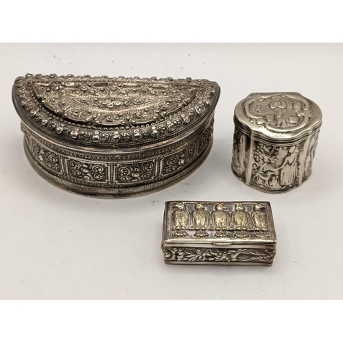 116 - A white metal Burmese embossed box, engraved with a dragon to the base, 133.4g, together with a whit... 