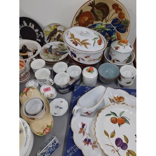 233 - Mixed late 20th century tableware and household items to include a Wedgwood bone china dressing tabl... 