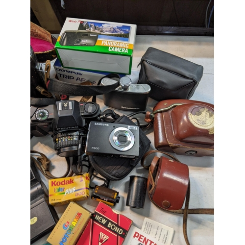 178 - A mixed lot of photography items to include a Pentax P30, together with a Kodak Bantam Colorsnaps ca... 