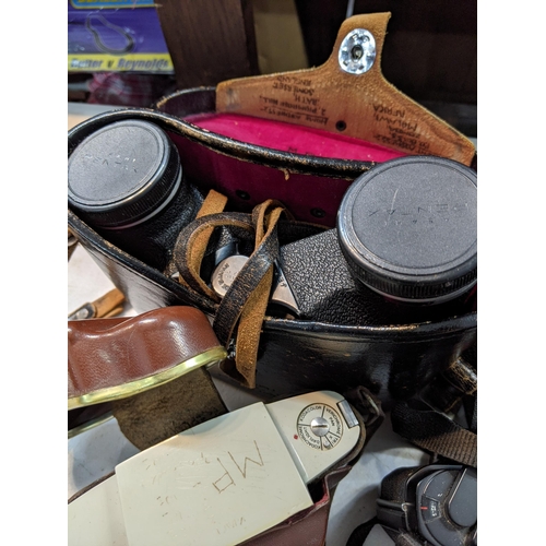 178 - A mixed lot of photography items to include a Pentax P30, together with a Kodak Bantam Colorsnaps ca... 