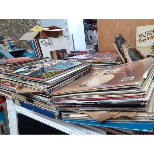 215 - A quantity of jazz, rock and pop, classical and easy listening LPs and singles to include various Sa... 