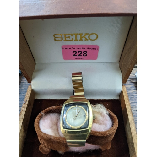 228 - A group of Manual wind and quartz wristwatches to include Seiko in box, Accurist, Mortimer, Keinzle,... 