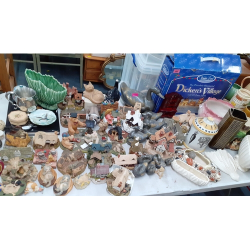 488 - A large mixed lot of 20th century collectables and household items to include The Art of Louis Comfo... 