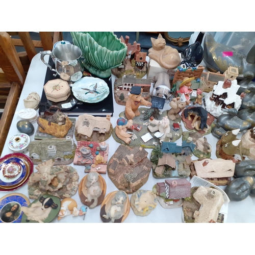 488 - A large mixed lot of 20th century collectables and household items to include The Art of Louis Comfo... 