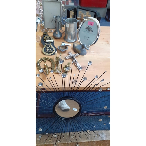 128 - Mixed metalware to include a contemporary wire frame starburst wall clock, three brass door knockers... 