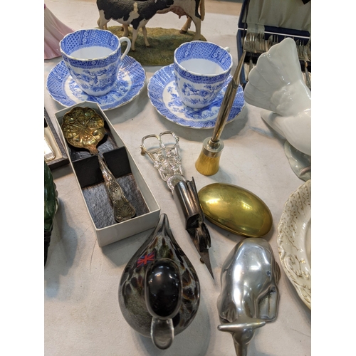 103 - A mixed lot to include a Lladro dove, cased silver plated cake forks and others along with figurines... 