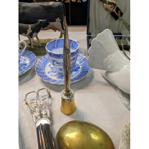 103 - A mixed lot to include a Lladro dove, cased silver plated cake forks and others along with figurines... 