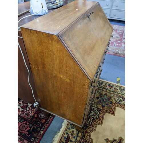 120 - A Georgian oak bureau having a fall flap above four long graduated drawers, 106cm h x 95.5cm w
Locat... 