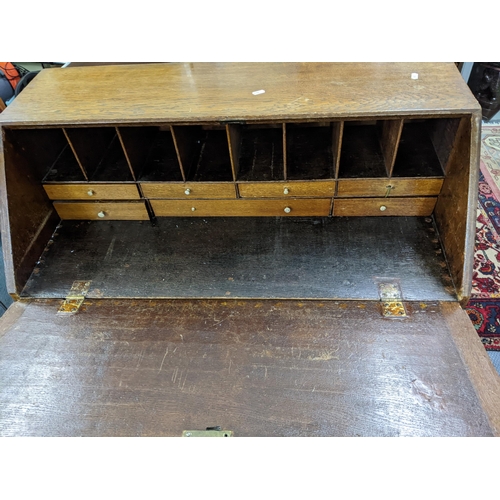 120 - A Georgian oak bureau having a fall flap above four long graduated drawers, 106cm h x 95.5cm w
Locat... 