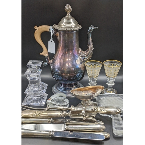 141 - A mixed lot to include silver handled knives, mixed silver plate, Villeroy & Boch candlesticks and o... 