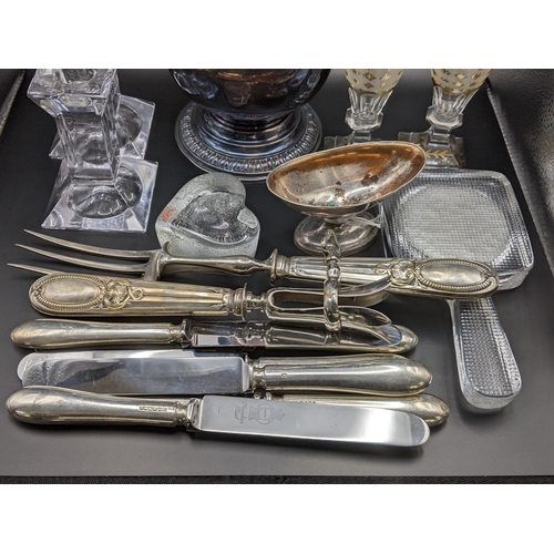 141 - A mixed lot to include silver handled knives, mixed silver plate, Villeroy & Boch candlesticks and o... 