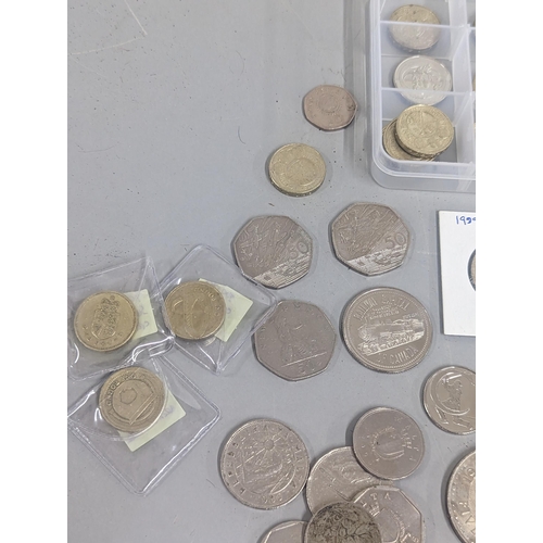 67 - Mixed coins to include a collection of £1 coins, commemorative crown/£5 coins, 50p and 10ps along wi... 