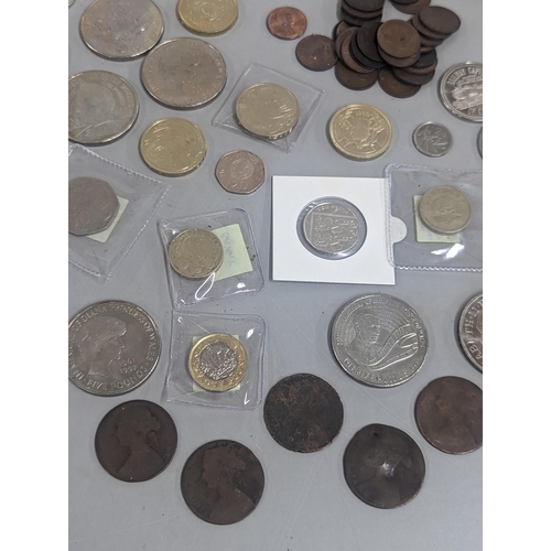 67 - Mixed coins to include a collection of £1 coins, commemorative crown/£5 coins, 50p and 10ps along wi... 