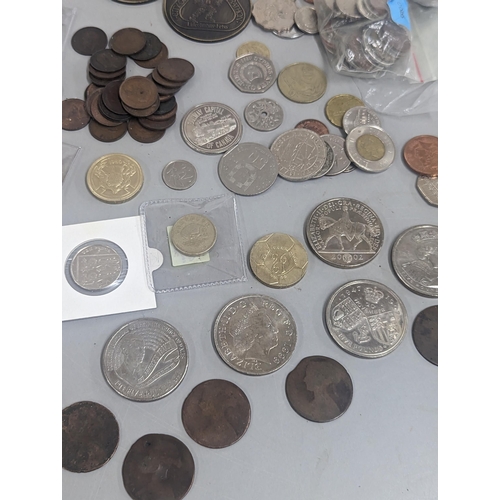 67 - Mixed coins to include a collection of £1 coins, commemorative crown/£5 coins, 50p and 10ps along wi... 