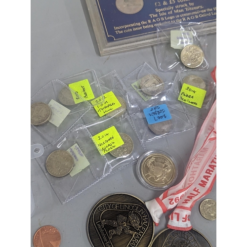 67 - Mixed coins to include a collection of £1 coins, commemorative crown/£5 coins, 50p and 10ps along wi... 