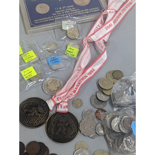 67 - Mixed coins to include a collection of £1 coins, commemorative crown/£5 coins, 50p and 10ps along wi... 