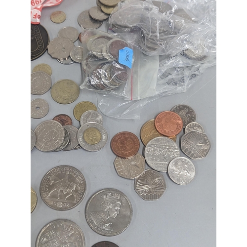 67 - Mixed coins to include a collection of £1 coins, commemorative crown/£5 coins, 50p and 10ps along wi... 