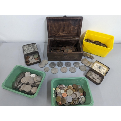 81 - Mixed coinage to include early to mid 20th century British pennies, commemorative crowns, Churchill ... 