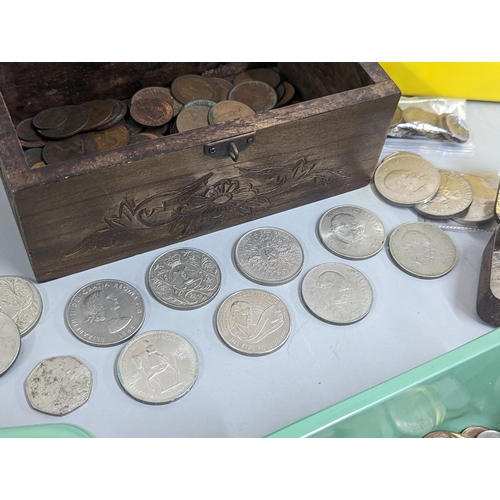 81 - Mixed coinage to include early to mid 20th century British pennies, commemorative crowns, Churchill ... 