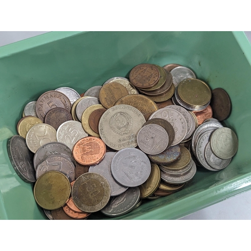 81 - Mixed coinage to include early to mid 20th century British pennies, commemorative crowns, Churchill ... 