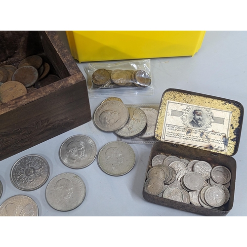 81 - Mixed coinage to include early to mid 20th century British pennies, commemorative crowns, Churchill ... 