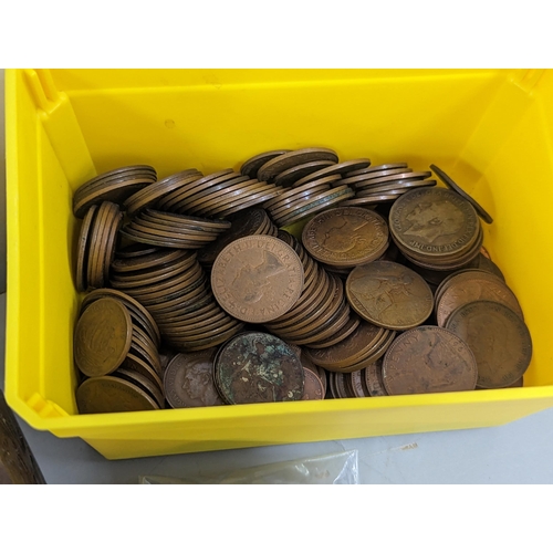 81 - Mixed coinage to include early to mid 20th century British pennies, commemorative crowns, Churchill ... 