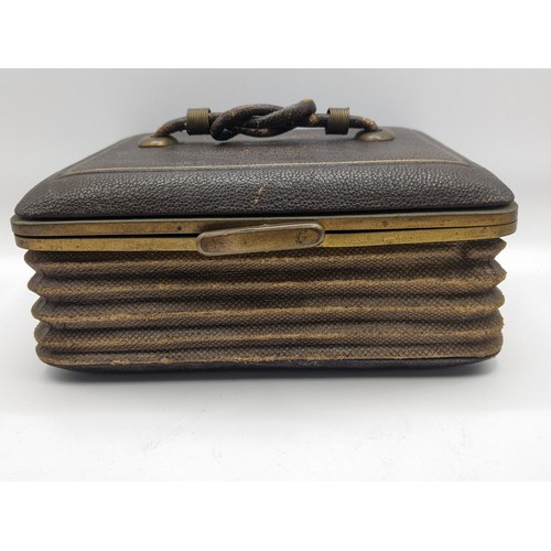 213 - A Victorian brown leather and gilt metal concertina side box, with a knotted top handle, 17cm wide, ... 