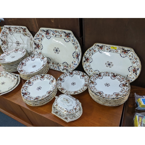 255 - A mixed lot to include late 19th/early 20th century Daventry part dinner service, a late 19th centur... 