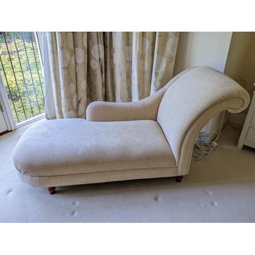 315 - A modern chaise longue upholstered in an oatmeal fabric on turned legs
Location: RAM