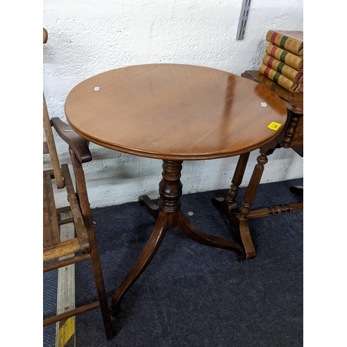 344 - An early 19th century mahogany occasional table having a turned column and on splayed legs, 69cm h x... 