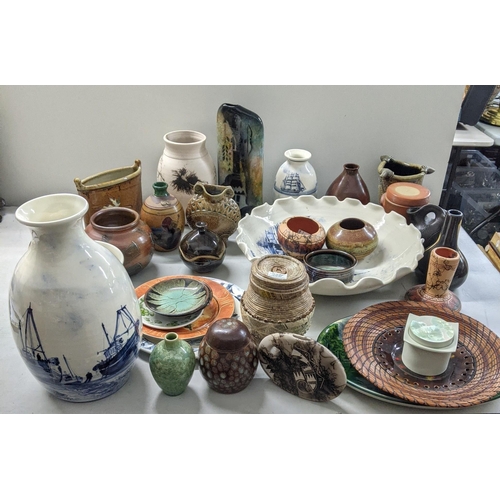 225 - A mixed lot of pottery to include a blue and white Rye bowl, Rye vases, together with mixed studio p... 